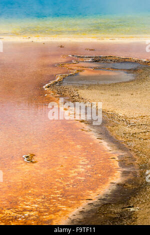 Grand Prismatic Spring crée des motifs abstraits dans le Midway Geyser Basin de Parc National de Yellowstone, Wyoming. Banque D'Images