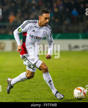 Munich, Allemagne. Le 15 décembre, 2015. Karim Bellarabi de Leverkusen en action pendant le match entre le Bayer Leverkusen et-Loire dans le football allemand DFB huitième final dans l'Alpenbauer Sportpark à Unterhaching, Allemagne, 15 décembre 2015. Photo : Marc Mueller/dpa/Alamy Live News Banque D'Images