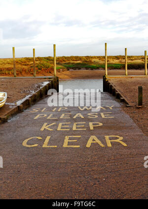 Un quai avec slip way signe sur la côte nord du comté de Norfolk à Blakeney, Norfolk, Angleterre, Royaume-Uni. Banque D'Images