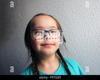 Portrait de belle fille avec des lunettes Banque D'Images