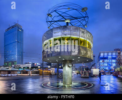 Alexander Platz avec devant l'horloge mondiale conçu par Erich John et à l'arrière, la fernsehturm Berlin Banque D'Images