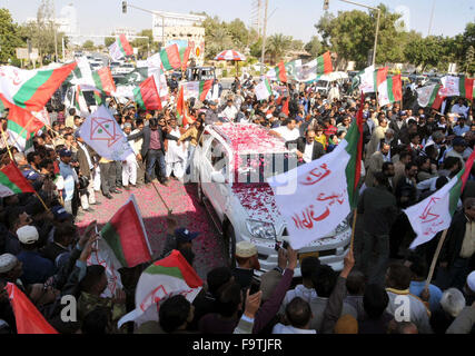 Le maire nouvellement élu pour la région métropolitaine de Karachi Waseem Akhtar est être accueillant par Muttahida Qaumi Movement leaders et militants sur son arrivée à Karachi après avoir visité Londres pour rencontrer fondateur MQM Altaf Hussain, le vendredi, Décembre 18, 2015 Banque D'Images