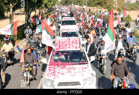 Le maire nouvellement élu pour la région métropolitaine de Karachi Waseem Akhtar est être accueillant par Muttahida Qaumi Movement leaders et militants sur son arrivée à Karachi après avoir visité Londres pour rencontrer fondateur MQM Altaf Hussain, le vendredi, Décembre 18, 2015. Banque D'Images