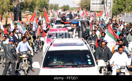 Le maire nouvellement élu pour la région métropolitaine de Karachi Waseem Akhtar est être accueillant par Muttahida Qaumi Movement leaders et militants sur son arrivée à Karachi après avoir visité Londres pour rencontrer fondateur MQM Altaf Hussain, le vendredi, Décembre 18, 2015. Banque D'Images