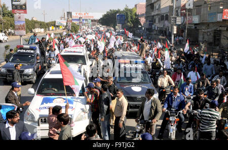 Le maire nouvellement élu pour la région métropolitaine de Karachi Waseem Akhtar est être accueillant par Muttahida Qaumi Movement leaders et militants sur son arrivée à Karachi après avoir visité Londres pour rencontrer fondateur MQM Altaf Hussain, le vendredi, Décembre 18, 2015. Banque D'Images