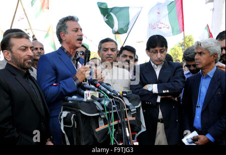 Le maire nouvellement élu pour la région métropolitaine de Karachi Waseem Akhtar parle de médias avec les leaders du mouvement Muttahida Qaumi à son arrivée à Karachi après avoir visité Londres pour rencontrer fondateur MQM Altaf Hussain, le vendredi, Décembre 18, 2015. Banque D'Images