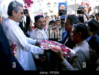 Le maire nouvellement élu pour la région métropolitaine de Karachi Waseem Akhtar est être accueillant par Muttahida Qaumi Movement dirigeants et de militants à son arrivée au Secrétariat du MQM neuf zéro après avoir visité Londres pour rencontrer fondateur MQM Altaf Hussain, le vendredi, Décembre 18, 2015. Banque D'Images