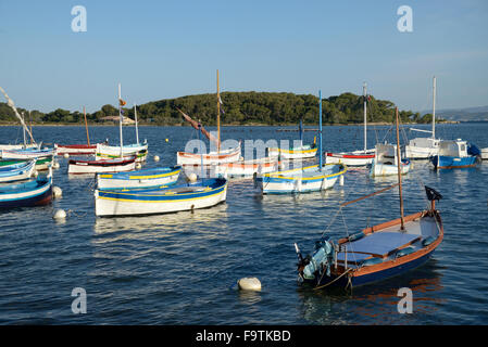 Bateaux de pêche en bois traditionnel connu sous le nom de Barquette amarrée au large de Sanary-sur-Mer, & Grand Gaou Island, près de Sanary Provence France Banque D'Images