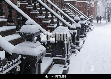 La neige a couvert Brooklyn brownstone townhouse stoops et des trottoirs en hiver Banque D'Images