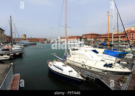 Bateaux le long de la Vecchia Darsena, Canal Royal, Venezia Nuovo trimestre, la ville de Livourne, Toscane, Italie, Europe. Banque D'Images