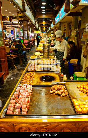 La vieille ville de Dali, l'heure du déjeuner cafétéria servant des spécialités chinoises,crevettes,pattes de poulet piment frit,insectes, Yunnan, Chine Banque D'Images