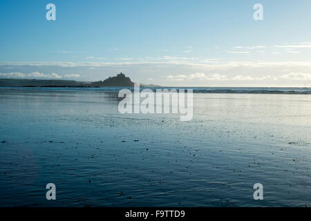 À l'est à travers Mount's Bay en direction de St Michael's Mount à marée basse sur un matin d'hiver Banque D'Images