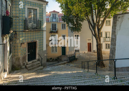 Coin de rue dans l'Alfama, Lisbonne, Portugal. Banque D'Images