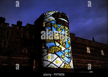 Les images projetées sur le côté du porte-jarretelles au tour du château de Windsor Berkshire UK les lumières de Noël Banque D'Images