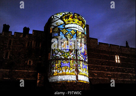 Les images projetées sur le côté du porte-jarretelles au tour du château de Windsor Berkshire UK les lumières de Noël Banque D'Images