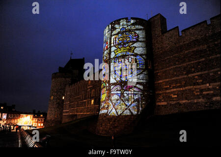 Les images projetées sur le côté du porte-jarretelles au tour du château de Windsor Berkshire UK les lumières de Noël Banque D'Images