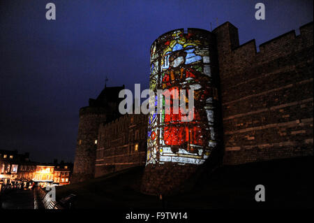 Les images projetées sur le côté du porte-jarretelles au tour du château de Windsor Berkshire UK les lumières de Noël Banque D'Images