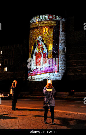 Les images projetées sur le côté du porte-jarretelles au tour du château de Windsor Berkshire UK les lumières de Noël Banque D'Images