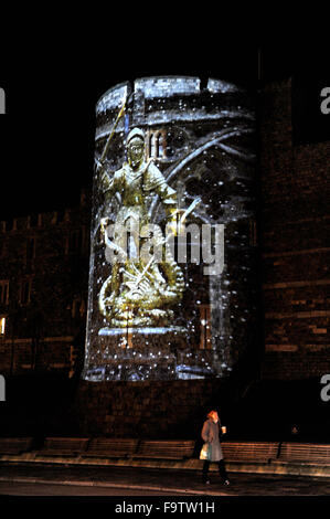 Les images projetées sur le côté du porte-jarretelles au tour du château de Windsor Berkshire UK les lumières de Noël Banque D'Images