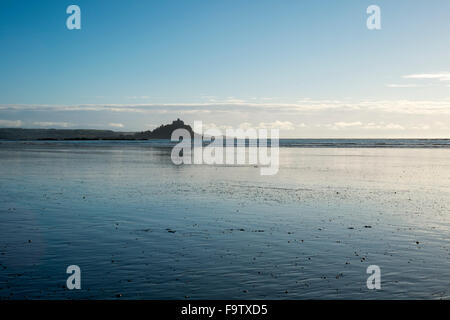 À l'est à travers Mount's Bay en direction de St Michael's Mount à marée basse sur un matin d'hiver Banque D'Images