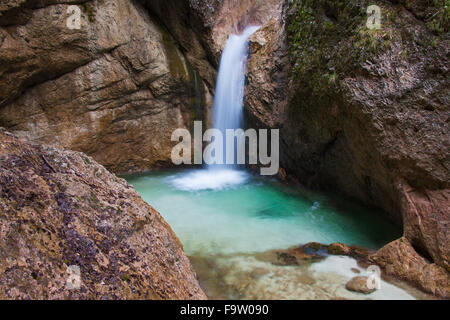 Cascade dans la rivière qui traverse le Almbachklamm Almbach canyon dans les Alpes de Berchtesgaden, en Bavière, Allemagne Banque D'Images