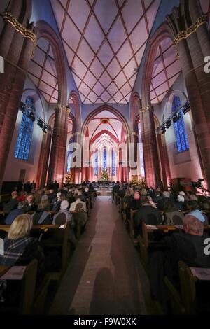 Mainz, Allemagne, 18 décembre 2015. L'église St.Stephan avec ses vitraux de Chagall est où le radiodiffuseur Zweite Deutsche Fernsehen (ZDF) va diffuser son concert de Noël à Mainz, Allemagne, 18 décembre 2015. Dans l'église le programme "Weihnachten mit dem Bundespraesidenten» (lt. Noël avec le Président fédéral) sera diffusé. C'est suivi d'une réception pour les invités à la Chancellerie de l'État. Photo : FREDRICK VON ERICHSEN/DPA/Alamy Live News Banque D'Images