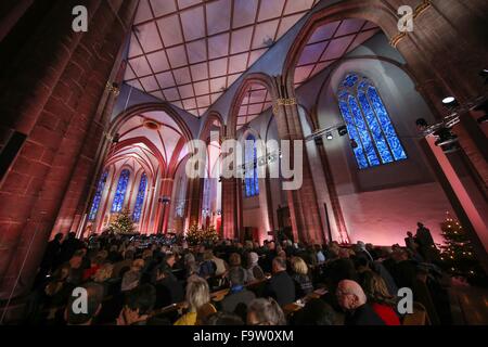 Mainz, Allemagne, 18 décembre 2015. L'église St.Stephan avec ses vitraux de Chagall est où le radiodiffuseur Zweite Deutsche Fernsehen (ZDF) va diffuser son concert de Noël à Mainz, Allemagne, 18 décembre 2015. Dans l'église le programme "Weihnachten mit dem Bundespraesidenten» (lt. Noël avec le Président fédéral) sera diffusé. C'est suivi d'une réception pour les invités à la Chancellerie de l'État. Photo : FREDRICK VON ERICHSEN/DPA/Alamy Live News Banque D'Images