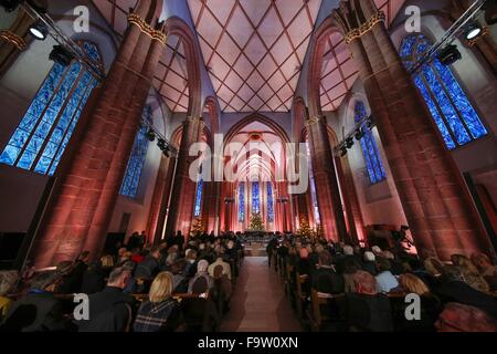 Mainz, Allemagne, 18 décembre 2015. L'église St.Stephan avec ses vitraux de Chagall, le radiodiffuseur Zweite Deutsche Fernsehen (ZDF) va diffuser son concert de Noël à Mainz, Allemagne, 18 décembre 2015. Dans l'église le programme "Weihnachten mit dem Bundespraesidenten» (lt. Noël avec le Président allemand) sera diffusé. C'est suivi d'une réception pour les invités à la Chancellerie de l'État. Photo : FREDRICK VON ERICHSEN/DPA/Alamy Live News Banque D'Images