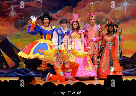 L'Hippodrome de Birmingham, Royaume-Uni. Au 18 décembre, 2015. Aladdin sur la photo de gauche à droite : Andrew Ryan ( Veuve Twanky), Lee Mead ( Aladdin), Emily Shaw ( Princess Jasmine), Julian Clary ( l'esclave de l'anneau), Landi, Oshinowo ( l'Impératrice de Chine) et à l'avant Matt mou ( Wishee Washee). Crédit : Simon Hadley/Alamy Live News Banque D'Images