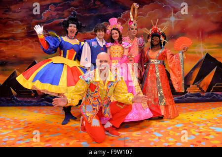 L'Hippodrome de Birmingham, Royaume-Uni. Au 18 décembre, 2015. Aladdin sur la photo de gauche à droite : Andrew Ryan ( Veuve Twanky), Lee Mead ( Aladdin), Emily Shaw ( Princess Jasmine), Julian Clary ( l'esclave de l'anneau), Landi, Oshinowo ( l'Impératrice de Chine) et à l'avant Matt mou ( Wishee Washee). Crédit : Simon Hadley/Alamy Live News Banque D'Images