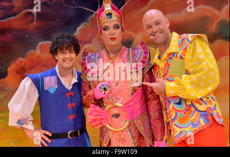 L'Hippodrome de Birmingham, Royaume-Uni. Au 18 décembre, 2015. Aladdin sur la photo de gauche à droite : Lee Mead ( Aladdin), Julian Clary ( l'esclave de l'anneau) et Matt mou ( Wishee Washee). Crédit : Simon Hadley/Alamy Live News Banque D'Images