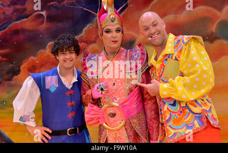 L'Hippodrome de Birmingham, Royaume-Uni. Au 18 décembre, 2015. Aladdin sur la photo de gauche à droite : Lee Mead ( Aladdin), Julian Clary ( l'esclave de l'anneau) et Matt mou ( Wishee Washee). Crédit : Simon Hadley/Alamy Live News Banque D'Images