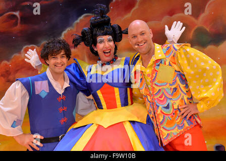 L'Hippodrome de Birmingham, Royaume-Uni. Au 18 décembre, 2015. Aladdin sur la photo de gauche à droite : Lee Mead ( Aladdin), Andrew Ryan (veuve Twanky) et Matt mou ( Wishee Washee). Crédit : Simon Hadley/Alamy Live News Banque D'Images