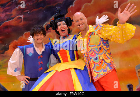 L'Hippodrome de Birmingham, Royaume-Uni. Au 18 décembre, 2015. Aladdin sur la photo de gauche à droite : Lee Mead ( Aladdin), Andrew Ryan (veuve Twanky) et Matt mou ( Wishee Washee). Crédit : Simon Hadley/Alamy Live News Banque D'Images