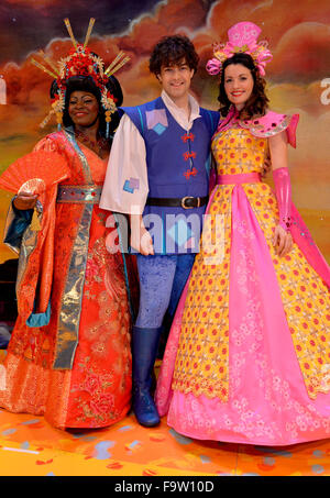 L'Hippodrome de Birmingham, Royaume-Uni. Au 18 décembre, 2015. Aladdin sur la photo de gauche à droite : Landi Oshinowo (l'Impératrice de Chine), Lee Mead ( Aladdin) et Emily Shaw ( Princess Jasmine). Crédit : Simon Hadley/Alamy Live News Banque D'Images