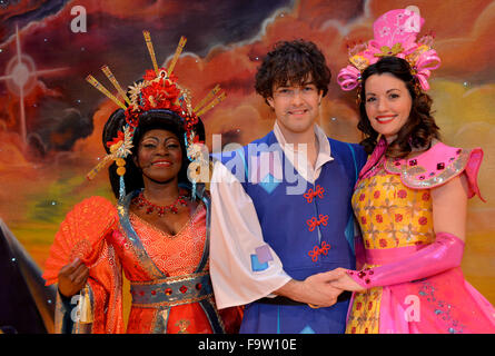 L'Hippodrome de Birmingham, Royaume-Uni. Au 18 décembre, 2015. Aladdin sur la photo de gauche à droite : Landi Oshinowo (l'Impératrice de Chine), Lee Mead ( Aladdin) et Emily Shaw ( Princess Jasmine). Crédit : Simon Hadley/Alamy Live News Banque D'Images