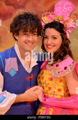 À l'appel de Photo Panto Birmingham Hippodrome, UK. Au 18 décembre, 2015. La photo d'Aladdin sont Lee Mead ( Aladdin) et Emily Shaw ( Princess Jasmine). Crédit : Simon Hadley/Alamy Live News Banque D'Images