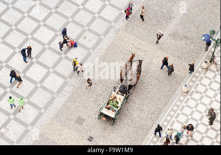 La vue vers le bas sur le marché de noël de l'hôtel de ville sur la place de la ville de Prague, République tchèque. Banque D'Images