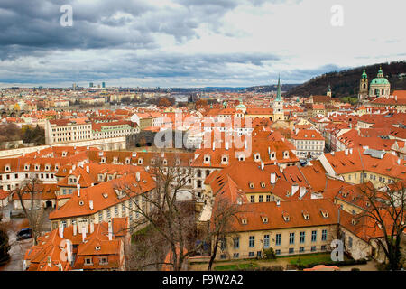 Vue sur les toits de la ville de Prague, en République tchèque en hiver du château de Prague avec ciel dramatique. Banque D'Images