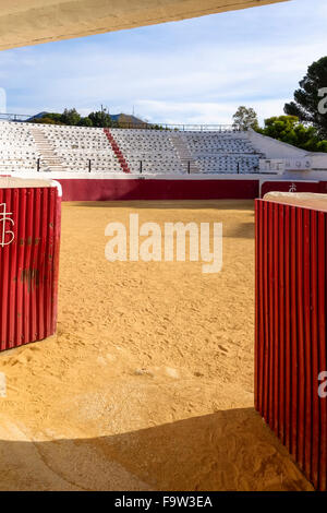 Arènes d'entrée, village blanc de Mijas Pueblo, dans le sud de l'Espagne. Andalousie, Costa del Sol. Banque D'Images