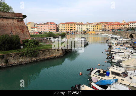 Bateaux le long du Royal Canal, Venise Nuovo trimestre, la ville de Livourne, Toscane, Italie, Europe. Banque D'Images