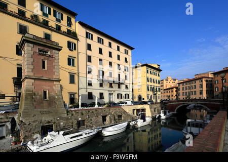 Bateaux le long du Royal Canal, Venise Nuovo trimestre, la ville de Livourne, Toscane, Italie, Europe. Banque D'Images