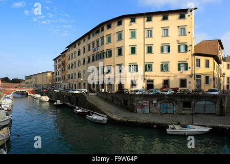 Bateaux le long du Royal Canal, Venise Nuovo trimestre, la ville de Livourne, Toscane, Italie, Europe. Banque D'Images