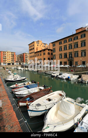 Bateaux le long du Royal Canal, Venise Nuovo trimestre, la ville de Livourne, Toscane, Italie, Europe. Banque D'Images