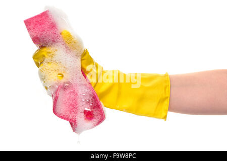 Image main de femme libre de gant en caoutchouc de protection jaune en rose chiffon en tenant contre mousse fond blanc Banque D'Images
