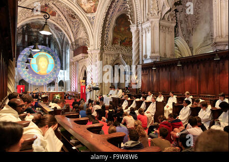 Abbaye de Hautecombe. Les jeunes adultes de 18 à 30 ans mission chemin neuf. Messe catholique. Banque D'Images