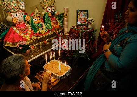 Fête de la saint nom dans un Temple ISKCON. Offrant des lumières Banque D'Images