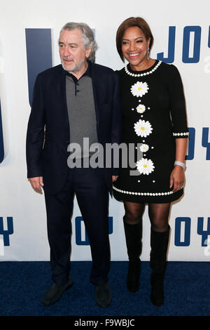 L'acteur Robert De Niro (L) et sa femme Grace Hightower assister à la 'Joy' première au Ziegfeld Theatre le 13 décembre 2015. Banque D'Images