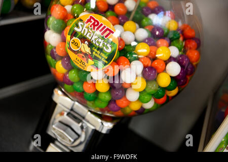 Ronde des sucreries (bonbons colorés remplis de bubble gum) fonctionnant avec des pièces de machine distributrice de bonbons dans shopping centre Banque D'Images