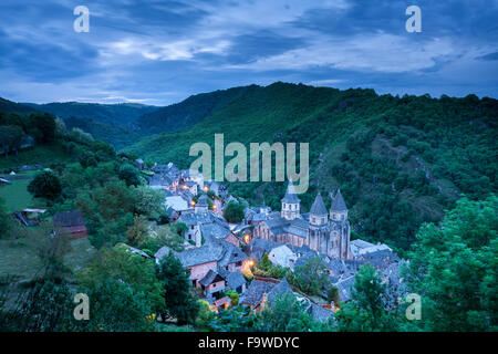 Le village de Conques France avant le lever du soleil Banque D'Images